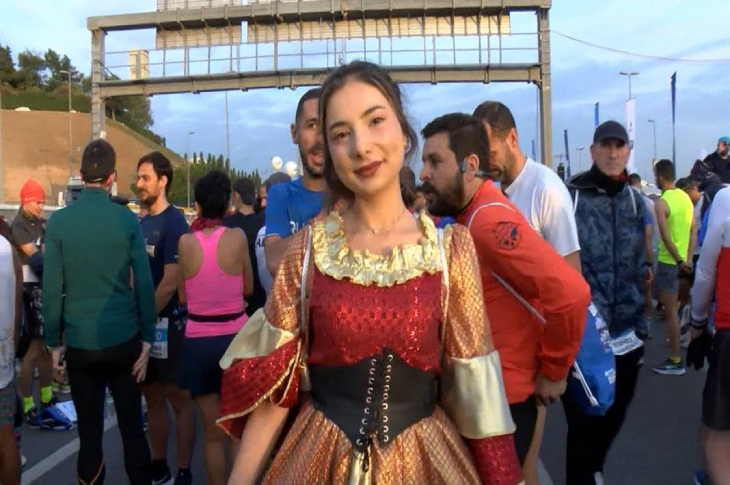 İstanbul Maratonuna prenses kostümüyle katılan İpek Çelenlioğlu poz veriyor.
