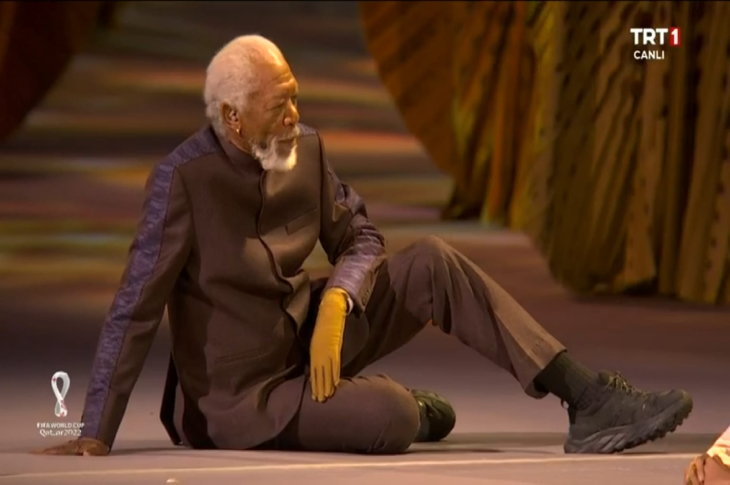 Morgan Freeman'ın yerde oturduğu TRT1 TV yayını ekran görüntüsü.