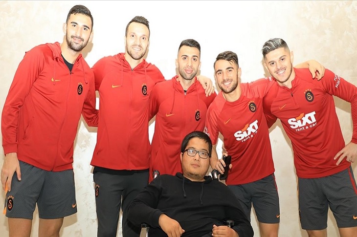 Engelli Gencin Galatasaray Futbolcularla Buluşma Hayali Gerçekleşti