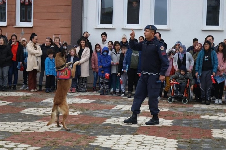 Eskişehir’de Engelli Öğrencilerle Jandarma Ekipleri Bir Araya Geldi Eskişehir’de Engelli Öğrencilerle Jandarma Ekipleri Bir Araya Geldi