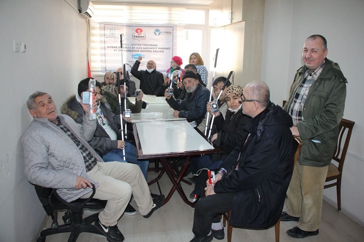 Kocaeli’de Görme Engelli Üyelere Beyaz Baston ve Konuşan Saat Hediyesi Kocaeli’de Görme Engelli Üyelere Beyaz Baston ve Konuşan Saat Hediyesi