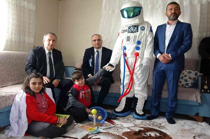 Mersin’deki Engelli Kardeşlerin Astronot Görme Hayali Gerçek Oldu