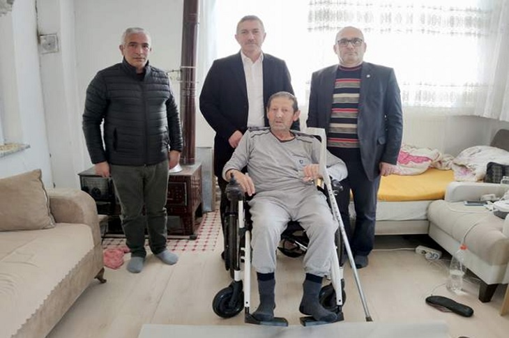 Akülü aracına binen engelli birey, talebini gerçekleştiren sorumluluk sahibi bireylerle beraber objektife yansıyor.