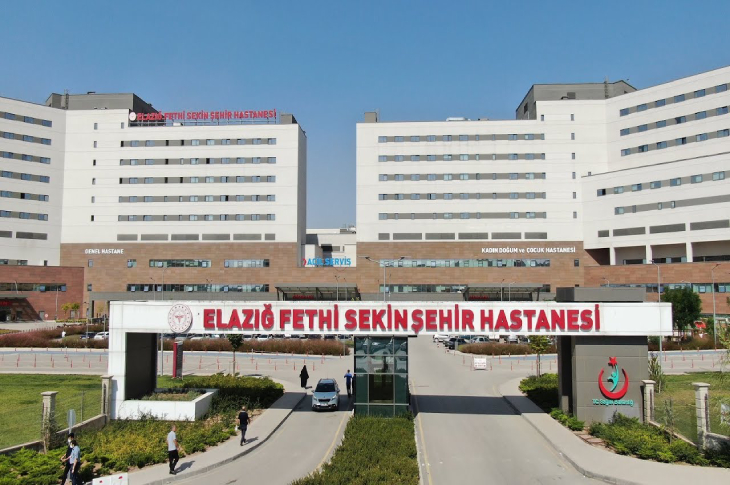 Elazığ Fethi Sekin Şehir Hastanesi tabelası ve giriş alanı.