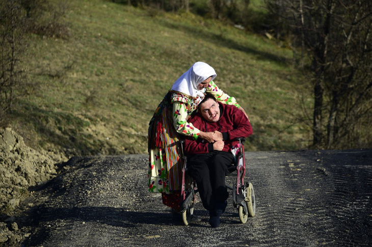 Anne Feride Kazan tekerlekli sandalyede bulunan oğluna sarılıyor.
