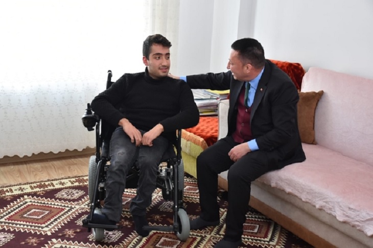Bağlar Belediye Başkanı’ndan Engelli Gence Akülü Sandalye