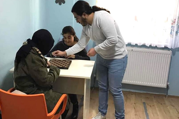 Karaman’da Görme Engelli Bireyler İçin Satranç Eğitimi Devam Ediyor