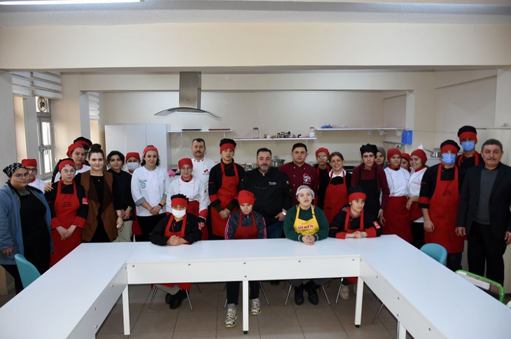 Kırıkkale’de Meslek Lisesi Öğrencileri Engelli Akranlarıyla Yemek Yaptı