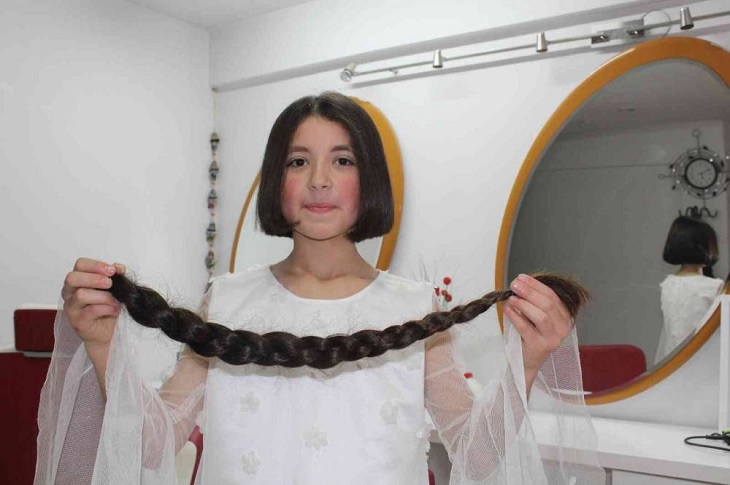 Küçük Zeynep, Beline Uzanan Saçlarını Lösemili Çocuklara Bağışladı
