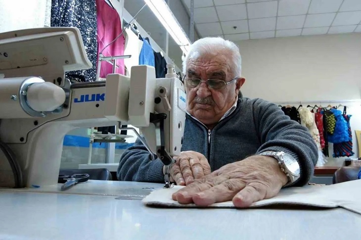76 Yaşında Azmi ve Güleryüzü ile Engellilere Moral Oluyor 76 Yaşında Azmi ve Güleryüzü ile Engellilere Moral Oluyor