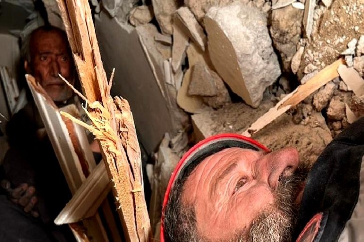Hatay’da Fiziksel Engelli 86 Yaşındaki Yaşar Gürsoy, Enkazdan Kurtarıldı Hatay’da Fiziksel Engelli 86 Yaşındaki Yaşar Gürsoy, Enkazdan Kurtarıldı