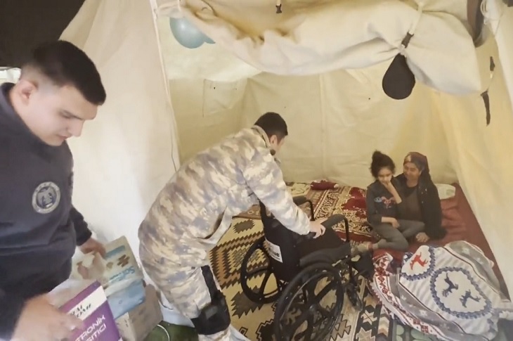 Mehmetçik, Depremzede Çocuğa Tekerlekli Sandalyesini Ulaştırdı