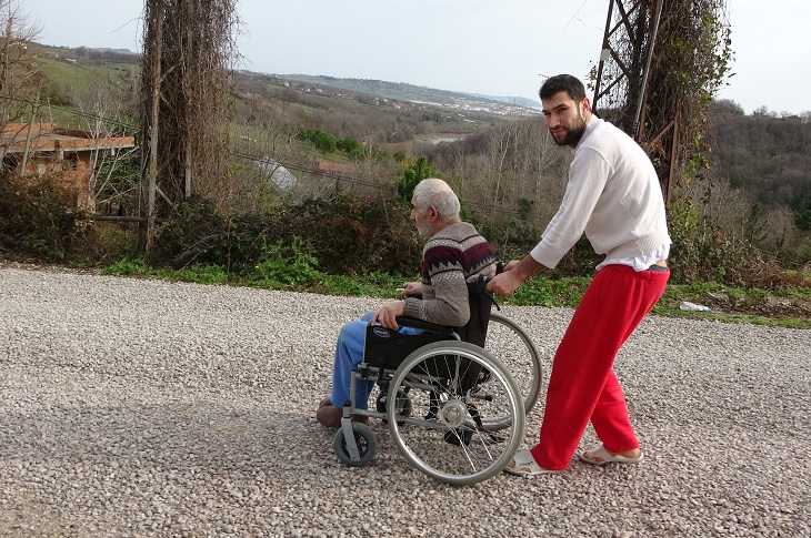 Sinop’ta Yürüme Engelli Bireyin Yolla İmtihanı: Yetkililere Çağrı Yaptılar