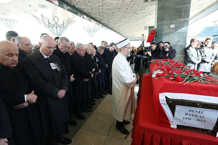 Diyanet İşleri Başkanı Ali Erbaş, Deniz Baykal'ın Türk bayrağına sarılı cenazesinin başında cemaate namaz kıldırıyor.