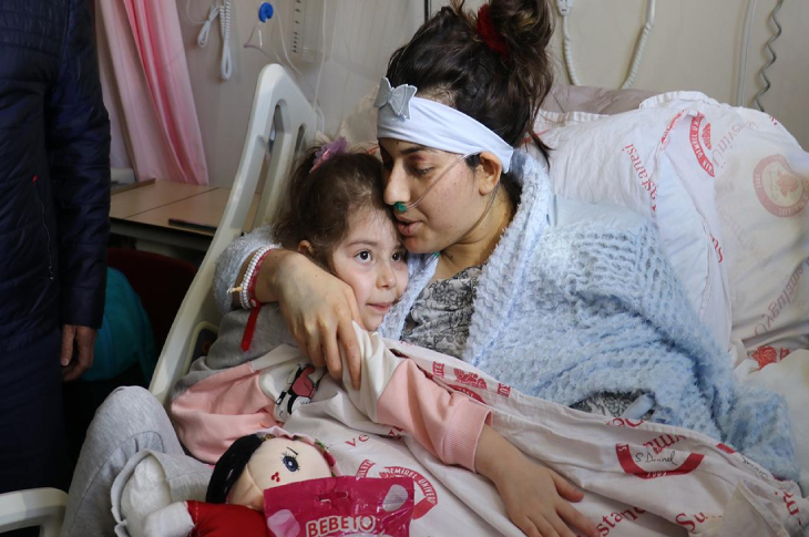 Depremde Engelli Kalan Anne ve Kızı Birbirine Kavuştu
