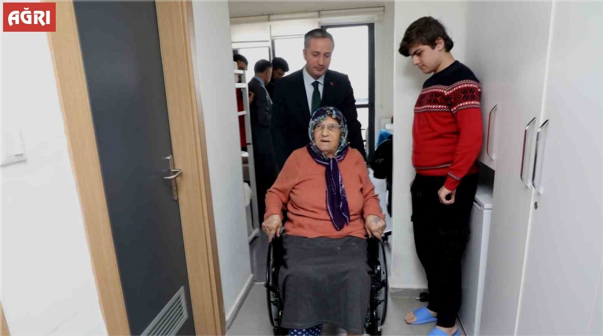 Ağrı’da Engelli ve Yaşlı Depremzede Kadına Tekerlekli Sandalye Verildi