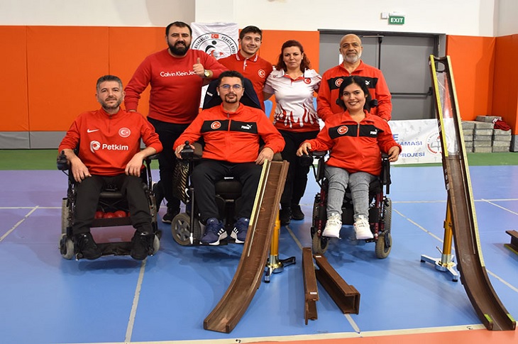 Kapalı spor salonunda çalışmalarına devam eden Boccia Milli Takımı kadrosu bir arada objektife yansıyor.
