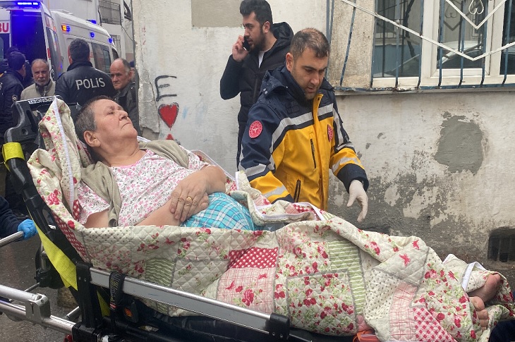 Bursa’daki Ev Yangınında Yaşlı Kadın ve Torunu Mahsur Kaldı Bursa’daki Ev Yangınında Yaşlı Kadın ve Torunu Mahsur Kaldı