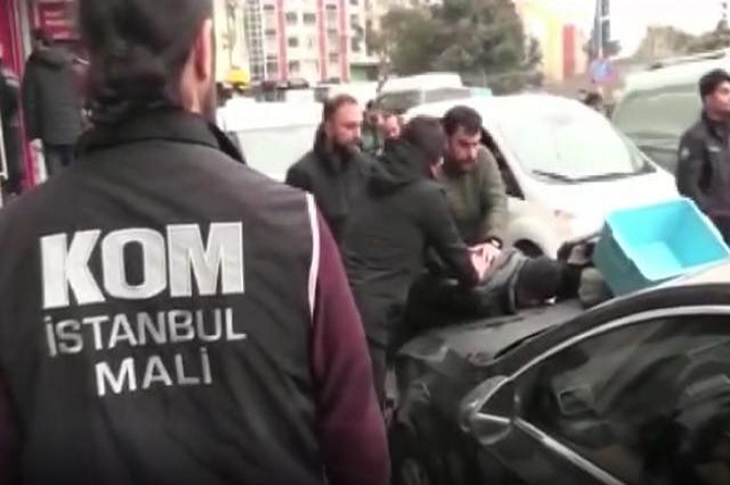 İstanbul’da Sahte Kanser İlacı Satan Şüpheliler Suçüstü Yakalandı