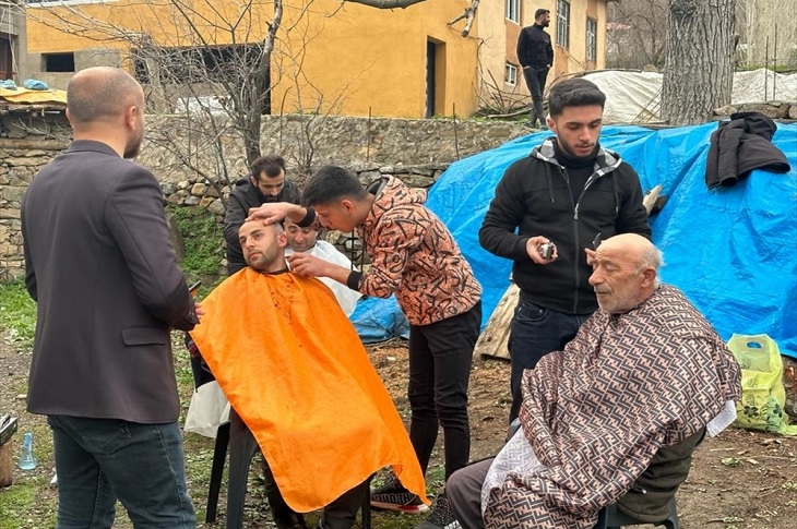 Şemdinli’de Kuaför Adayları Köydeki Engelli, Yaşlı ve Çocukları Tıraş Etti
