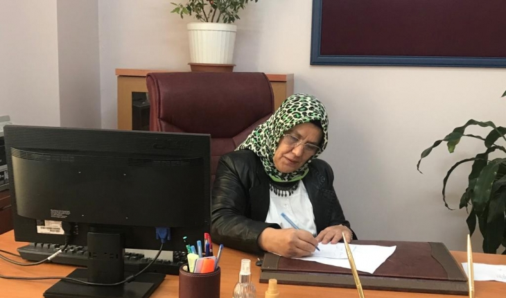 AK Parti Konya Milletvekili Aday Adayı Sebahat Kılınç makam masasında yazı yazarken.