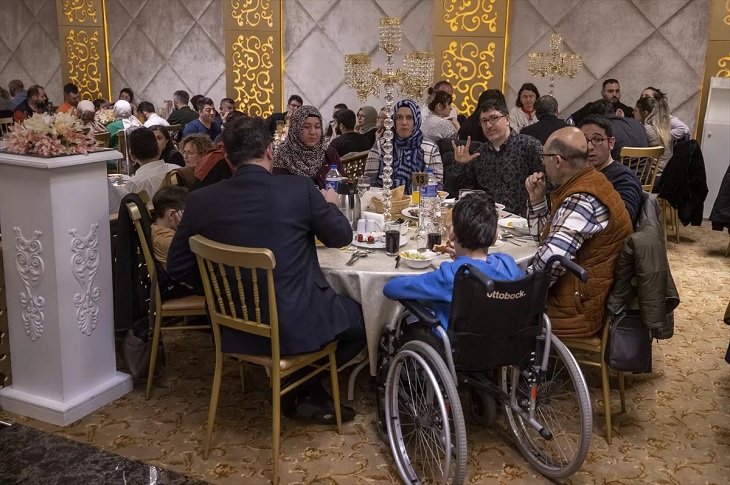 İftar masalarında bir araya gelen çok sayıda engelli birey ve yakınları objektife yansıyor.