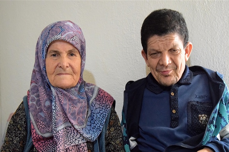 83 yaşındaki Sabire Çotak ile 60 yaşındaki engelli oğlu yan yana objektife yansıyor.