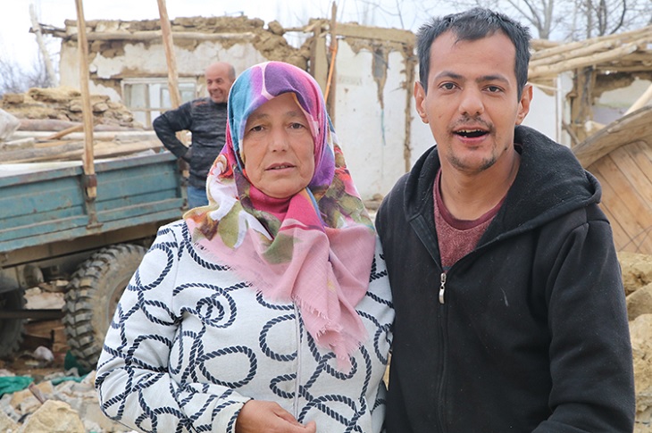 Deprem Travması Yaşayan Engelli Metehan, Annesinin Yanından Ayrılmıyor