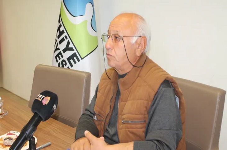 Kent Konseyi Engelli Meclisi Başkanı Necdet Yaman'ın konuşma yaptığı ana dair bir görüntü objektife yansıyor.