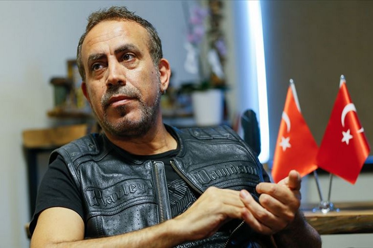 Haberi temsilen ünlü sanatçıya ait bir resim objektife yansıyor.