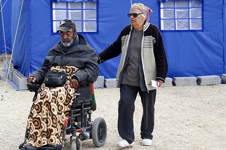 Yaşlı çift, Çadır Kent sokaklarında beraber geziyor.