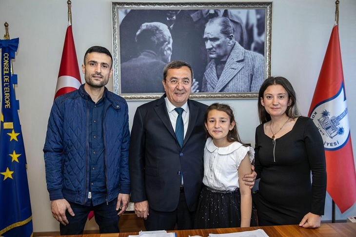 Mira, Belediye Başkanı ile birlikte Belediye başkanlığı makam odasında objektife yansıyor.