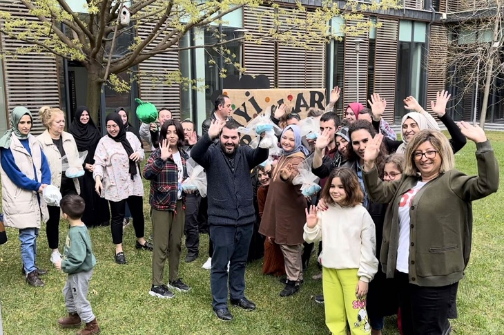 Etkinlikte bir araya gelen çok sayıda katılımcının toplu hatıra resmi objektife yansıyor.