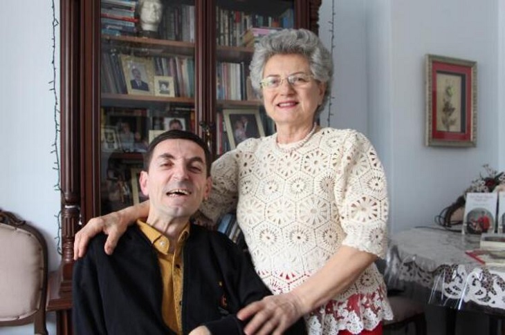 Bedriye Yazgan, bedensel engelli oğlu ile birlikte objektife yansıyor.
