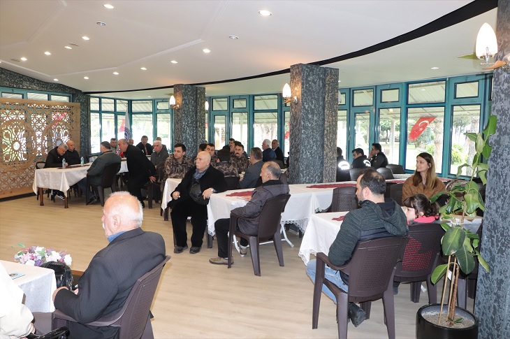 Programa katılıp masalarda yerlerini alan çok sayıda katılımcı objektife yansıyor.