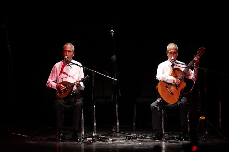 Selim ve Kerim Altınok, sahnede enstrüman çalarak konser veriyor.
