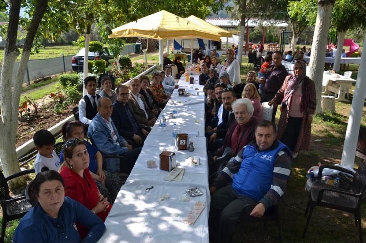 Aynı masada bir araya gelen çok sayıda engelli birey objektife yansıyor.