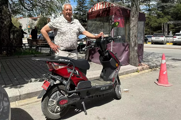 Eskişehir’de, Motosikleti Çalınan Engelli Simitçiye Vali’den Yardım