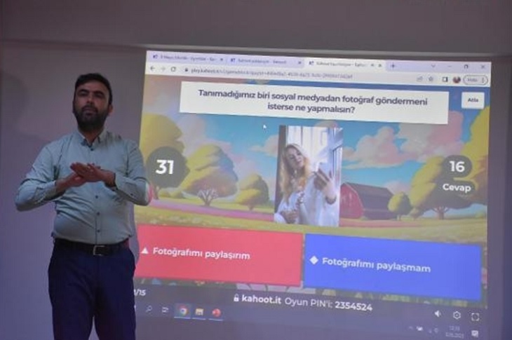 İzmir’de İşitme Engelli Öğrencilere ‘Dijital Vatandaşlık Farkındalığı’ Eğitimi