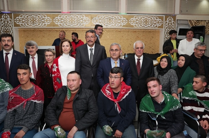 Ellerine kına sürülen asker adayı engelli bireyler, resmi yetkililerle birlikte objektife yansıyor.