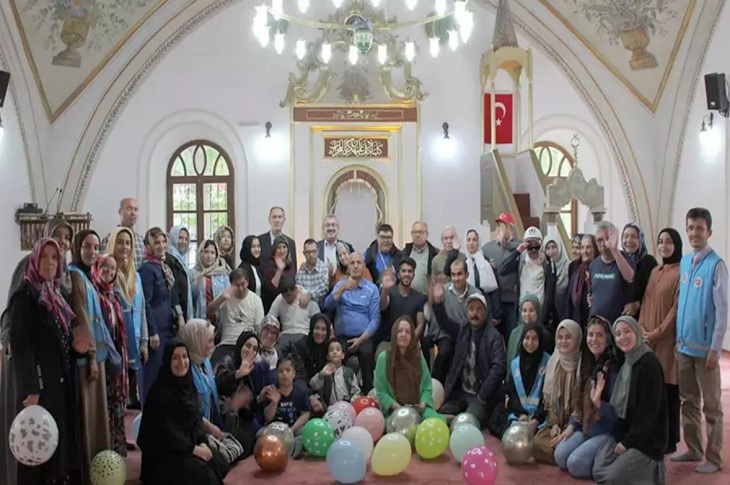 Camide buluşan çok sayıda katılımcının toplu hatıra resmi objektife yansıyor.