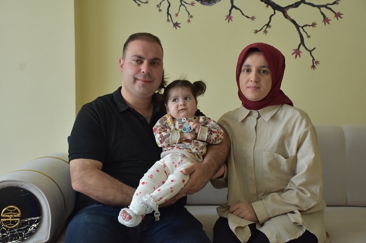 Elif Sare, kucağında olduğu babası ve yanındaki annesi ile birlikte objektife yansıyor.