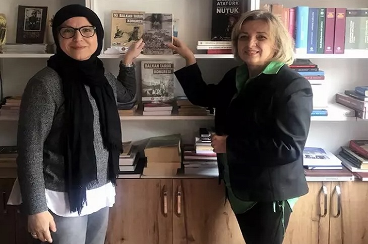 Gül Ustabaş Genç ile Başkan Aral objektife yansıyor.