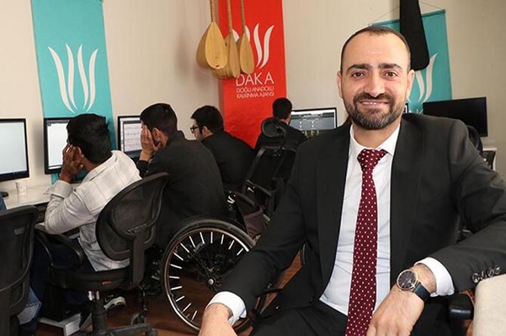 Trafik Kazası Sonucu Engelli Kalan Hanifi, Şimdi Engellilerin Sesi Oluyor Trafik Kazası Sonucu Engelli Kalan Hanifi, Şimdi Engellilerin Sesi Oluyor