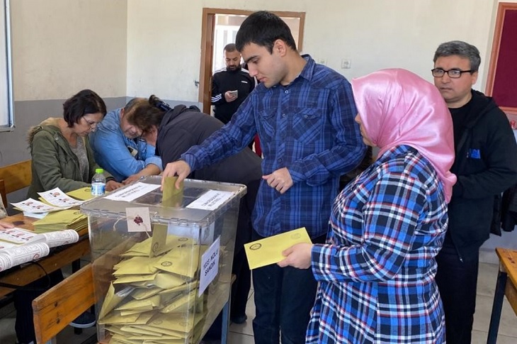 Sandığa oylarını atan ilgili aile bireyleri objektife yansıyor.