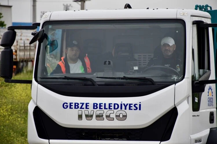 Gebze Belediyesi Temizlik İşlerine bağlı araçta şoför ve down sendromlu personel Eren Karalı bulunuyor.