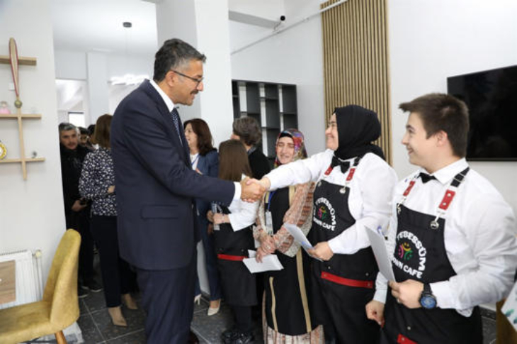 Kütahya Valisi Ali Çelik, Özel gereksinimli personelle tokalaşıyor.