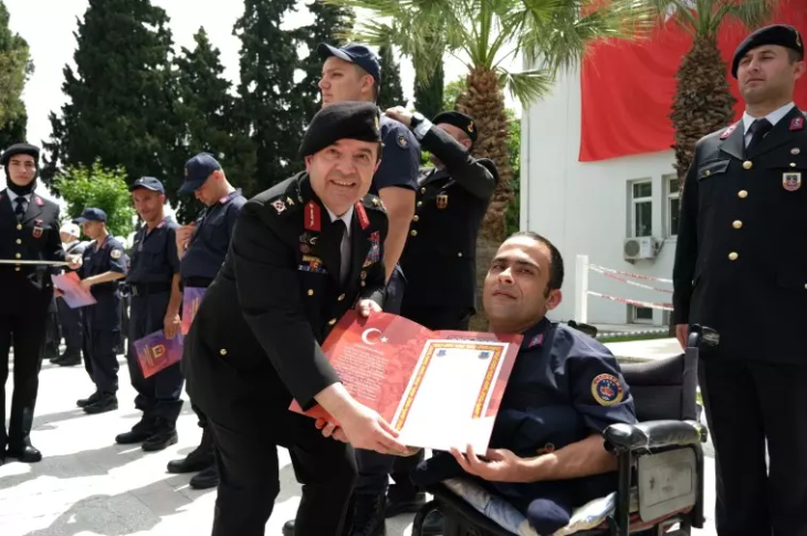 Bedensel engelli askere terhis belgesi veriliyor.