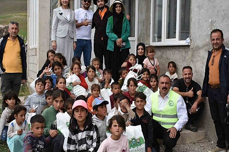 İhtiyaç sahibi çocukların toplu hatıra resmi objektife yansıyor.