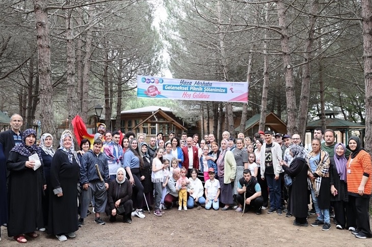 Çok sayıda engelli ve yakınının mesire alanında bir araya gelerek günün hatırası olarak çektirdiği bir toplu hatıra resmi objektife yansıyor.